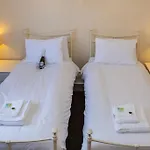 Апартаменты Beautiful North Bay Seaside Apartment, Free Parking And Courtyard *
