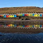 Beautiful North Bay Seaside Apartment, Free Parking And Courtyard *