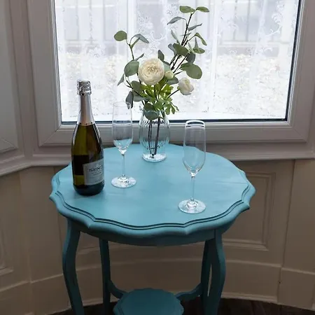 Beautiful North Bay Seaside Apartment, Free Parking And Courtyard 아파트 스카버러