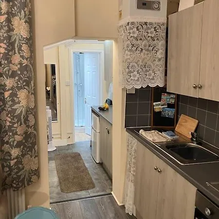 Beautiful North Bay Seaside Apartment, Free Parking And Courtyard 아파트