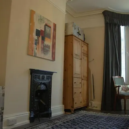 Beautiful North Bay Seaside Apartment, Free Parking And Courtyard