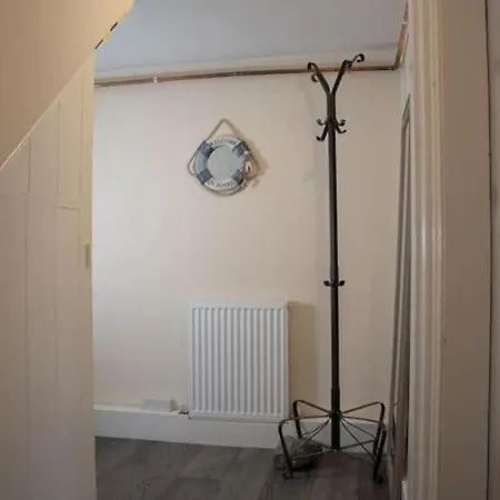 Apartment Beautiful North Bay Seaside Apartment, Free Parking And Courtyard