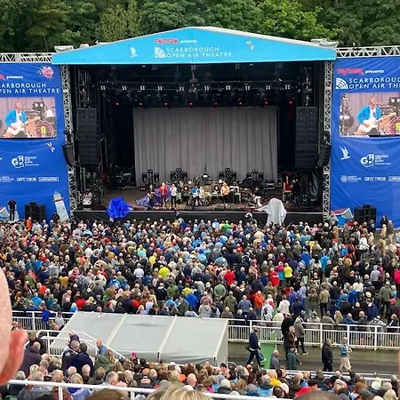 Beautiful North Bay Seaside Apartment, Free Parking And Courtyard Apartment *