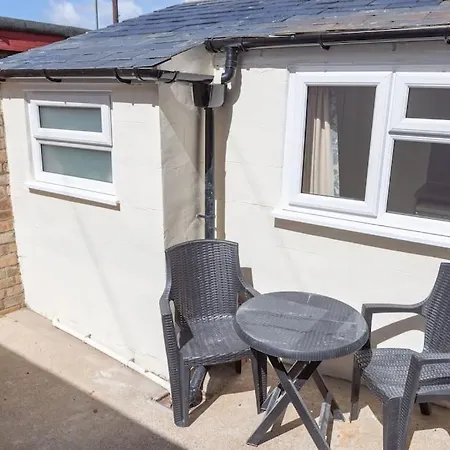 Beautiful North Bay Seaside Apartment, Free Parking And Courtyard Apartment Scarborough