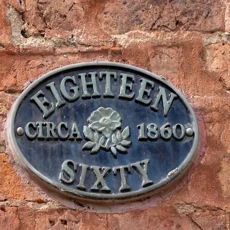 Beautiful North Bay Seaside Apartment, Free Parking And Courtyard Apartment